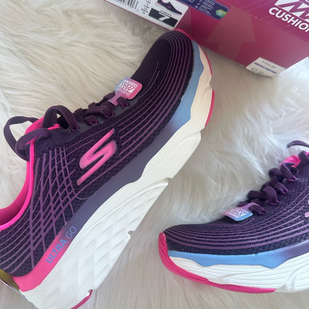 SKECHERS NEW Max Cushioning Ultra Go. Size 7. - Picture 7 of 16